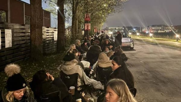 Lagersalg for børnetøj fik voksne kvinder til at gå amok. Dagen efter videresælges tøjet