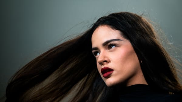 Hun synger på 14 sprog og får stående applaus fra hele verden. Spansk superstjerne har lavet et nyt album