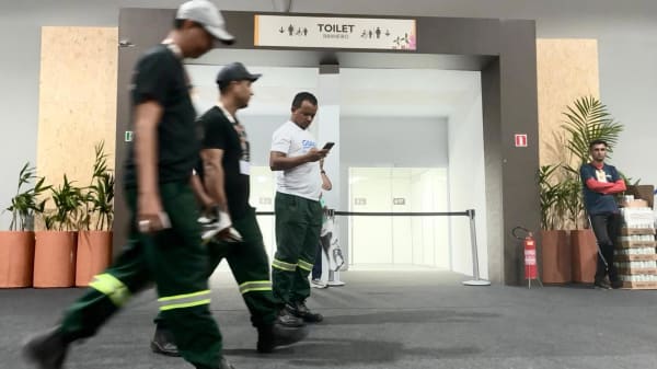 Da en 'vigtig besked' tikkede ind fra FN, havde jeg ikke forestillet mig, at den handlede om det, jeg gør på toilettet