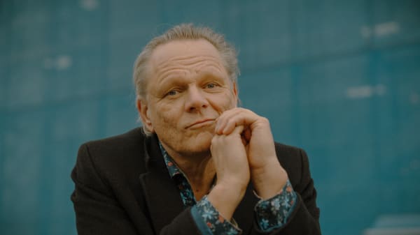 Foran sine forældres grav slutter Sigurd fred med livet og de biologiske forældre, der opgav ham: 'Tak!'