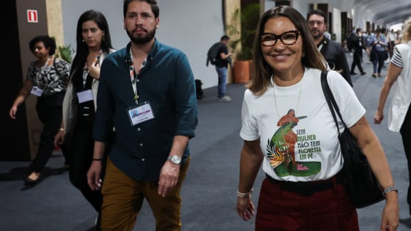 Kendt førstedame kom for at tale om noget så nært som skolemad. Hun endte med at blive jagtet af olielobbyist 