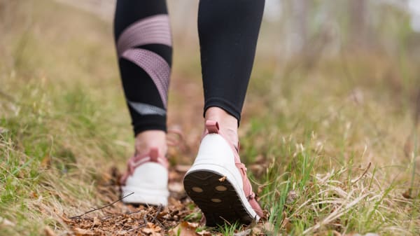 En gåtur er blevet en 'hot girl walk': Ny tendens får din fritid til at ligne arbejde, advarer eksperter