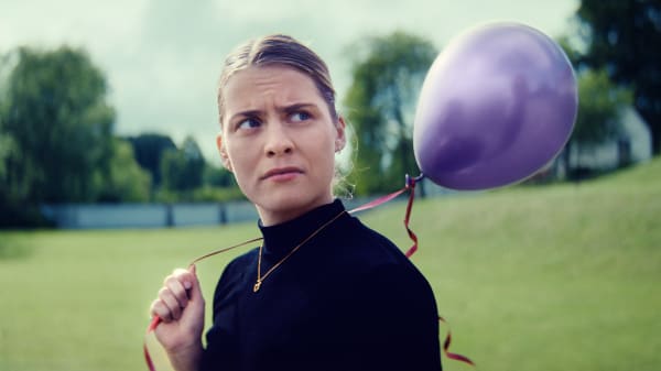 'Tak for ingenting': Ulrikke Falch og stærkt cast i ny serie om privilegier og familieopgør