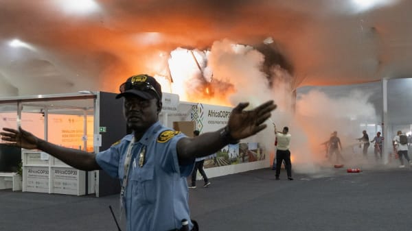 Måske bruger vi lidt for meget tid på at beundre problemet, sagde ambassadør. Og så udbrød der brand
