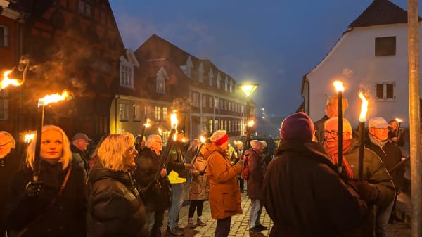 Borgerne er stadig sure over partihop: Nu går de med fakler