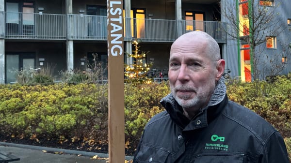 Slut med brunt svineri ved lygtepæle: Fødselarer bindes til kanelstang 