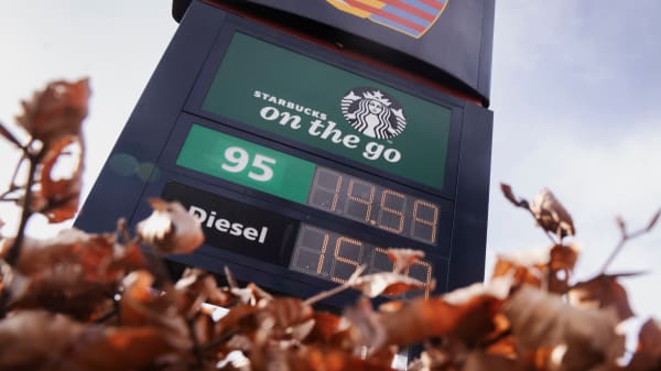 Flere partier vil have billigere benzin og diesel, men 'det vil koste os dyrt på klimakontoen'