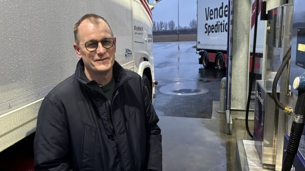 Krig har gjort brændstof dyrt: Jesper tanker sine lastbiler med 3 millioner liter diesel om året