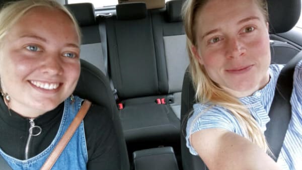 Julie og Sofie er klar: Fra midnat skal du også bære mundbind på dit GoMore-lift  