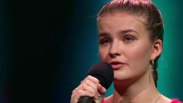 Klar til at få gåsehud? 16-årigt stjerneskud synger rørende udgave af dansk klassiker