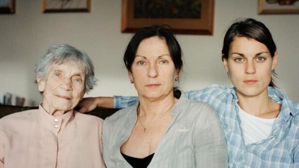 Et familieportræt ændrede Majas syn på sin mor: Nu har hun taget familiefotos i hele Norden  