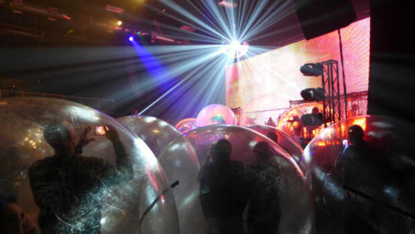 Publikum i bobler og bands på tømmerflåder: Her er tre alternative corona-koncerter