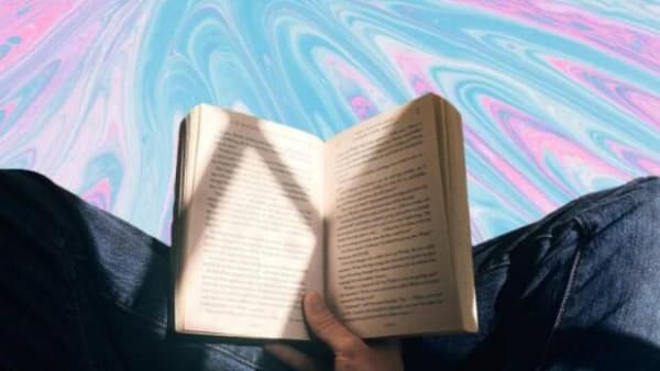'Det er stukket fuldstændig af': Grædende teenagere på TikTok får gammel bog til at toppe hitlisterne verden over  