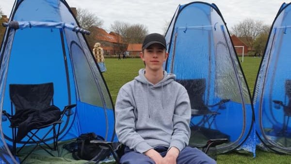 Elever bliver undervist i små telte: Skole må lukke kommentarspor efter shitstorm