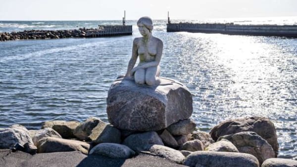 Havfrue-arvinger vil have nordjysk skulptur fjernet, og det er ikke første gang, de tager kampen 