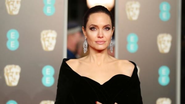 Angelina Jolie debuterer på Instagram: Deler brev fra afghansk pige og slår rekord