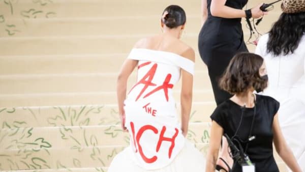 Kendt politiker forsvarer sit opsigtsvækkende kjolevalg til modefest med de rige og berømte