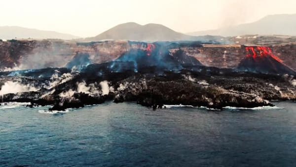Ferieøen La Palma bliver større, i takt med at vulkanudbruddet tager til i styrke  