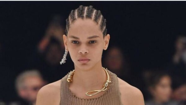 En kontroversiel halskæde og en aktivist stjal showet ved modeugen i Paris