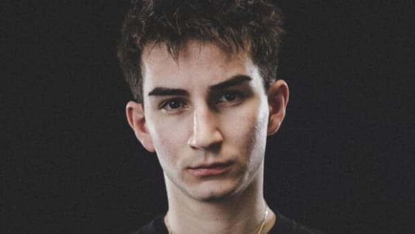 21-årige Dimitrios' opråb til sin 'fucking usunde' generation: 'Vi er super selvcentrerede'