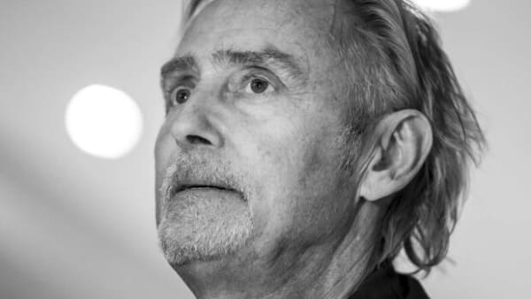 Ét ord står tilbage efter nyheden om Lars Høghs død: 'Sorg. Anderledes kan det vel ikke beskrives'