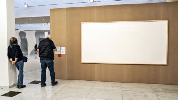 En halv million kroner er stadig forsvundet, og nu lægger museum sag an mod kunstner