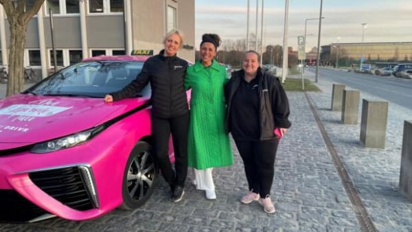 I dag kan du praje en lyserød taxi med en kvinde bag rattet: 'Jeg fik at vide, at det kun var et job for mænd'