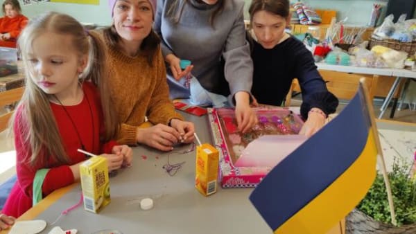 Morgenbrød, spil og bøn - nordjysk kirke giver ukrainske flygtninge et frirum 