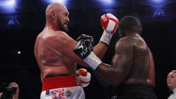 Tyson Fury er fortsat verdensmester: En højre uppercut sender Whyte væk og Wembley i ekstase