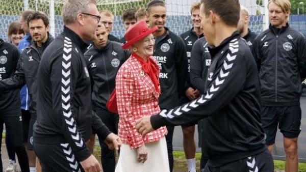 Dronningen overrasker landsholdet: Dukkede pludselig op ved træningssamling 