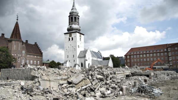 Tunge maskiner gav revner i Danmarks mindste domkirke. Nu skændes kirke og kommune om millionregning