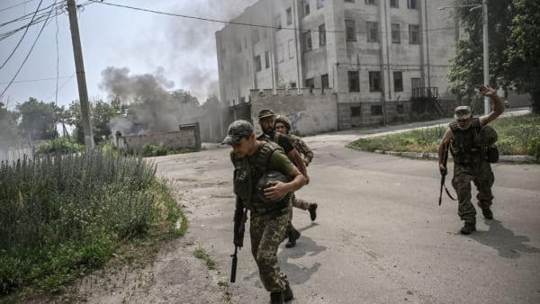 Seneste nyt fra Ukraine: Rusland sprænger mulig evakueringsrute fra Sjevjerodonetsk