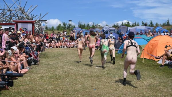 Mænd og kvinder dystede i Roskildes traditionsrige nøgenløb: 'Vigtigt at vise folk, at man kan være komfortabel i en almindelig krop'