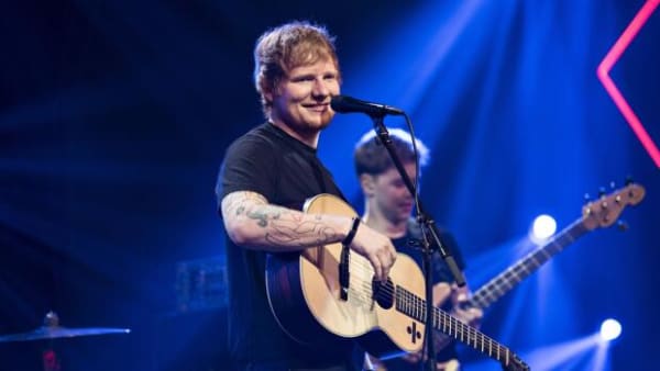 Popfænomenet Ed Sheeran slår rekorder, når han i aften spiller den første af fire megakoncerter i Danmark