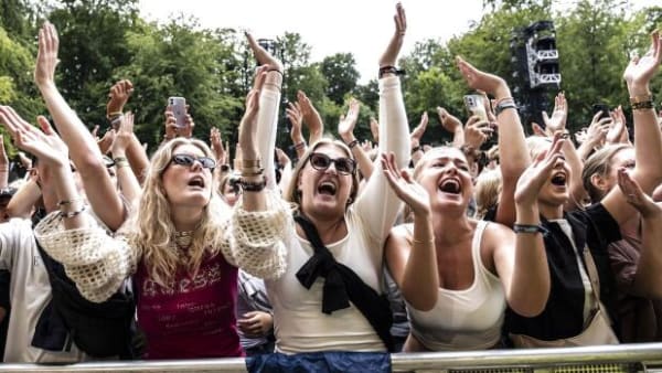 Hytter i træerne og drop i armen, der fjerner tømmermænd: Her er eksperts bud på fremtidens festivaler