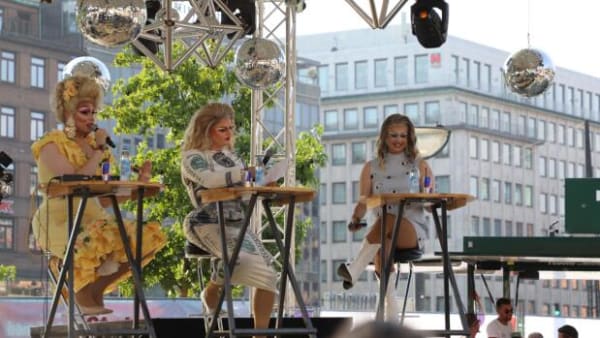 Se billederne: Pigerne fra 'Dragcentralen' sendte live på Pride Square