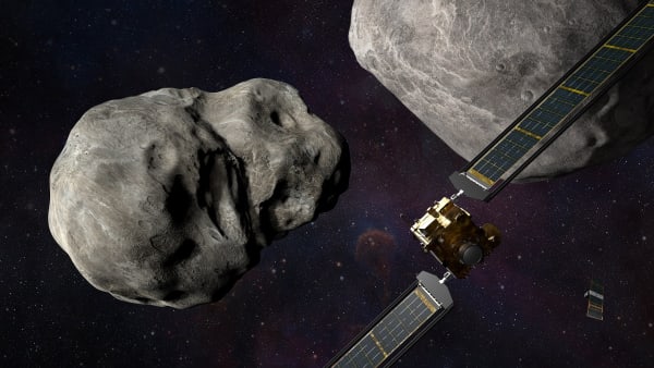 I nat smadrer NASA et rumskib ind i en asteroide for at ændre dens kurs