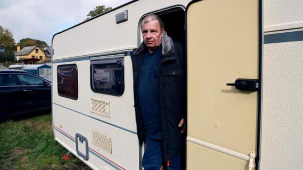 Gasregning tvinger John til at opgive rækkehus og flytte i campingvogn