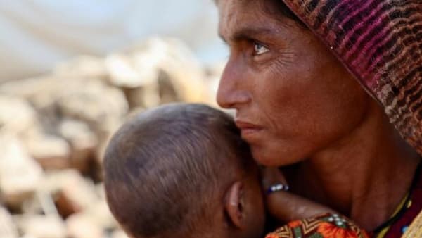 Zulikha mistede sin søn, da flodbølgen ramte Pakistan. Hun håber, at hans lig vil dukke op, når vandet trækker sig