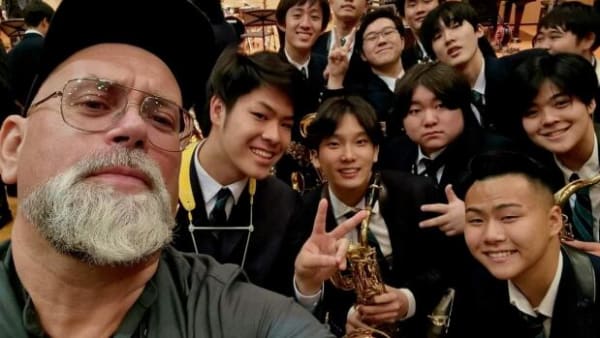 Autografer, selfier og fødselsdagssang: Japanske jazzfans tog varmt imod DR Big Band og Miho Hazama