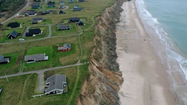 Kommune vil flytte beskyttet naturområde for at redde sommerhuse fra at styrte i havet