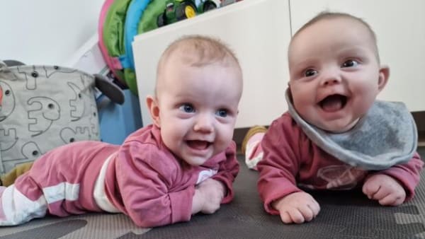 Tvillingeforældre vil have mere barsel: Nu skal politikerne se på sagen