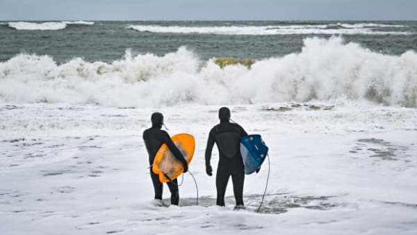 Surfere ved den danske vestkyst skal testes for PFAS