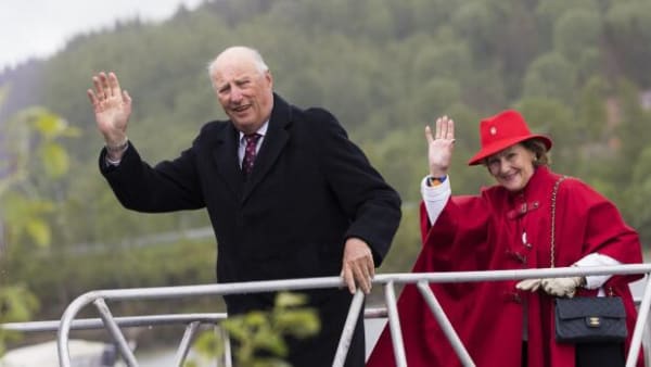 Kong Harald besøger Danmark efter en række sygehusbesøg: Det er 'et overkommeligt rejsemål'