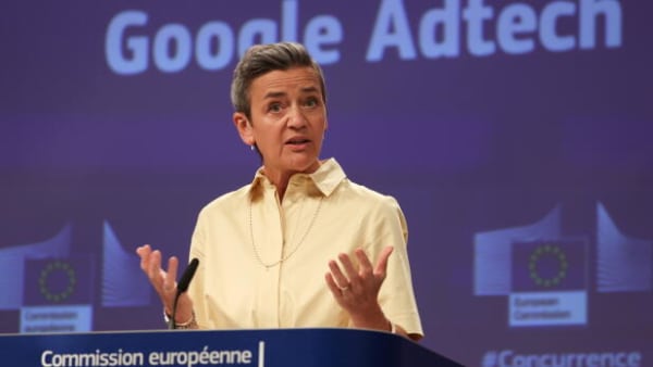 Googles pengemaskine truet: Vestager vil bryde annonce-monopol 