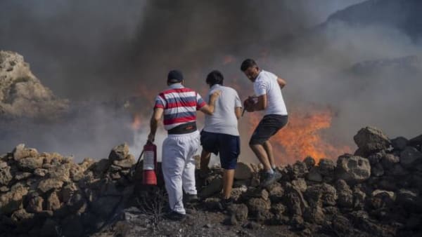 Skovbrande gør grækere bekymrede for den altafgørende turisme
