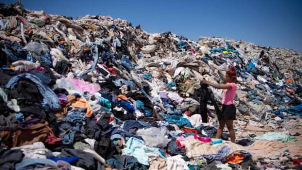 Tøj til genbrug ender som affald: 'Vi har et problem, og vi er nødt til at gøre noget ved det'