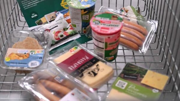 Supermarked har hævet priserne i klimaets navn: Er du villig til at betale 74 procent mere for en mozzarella?