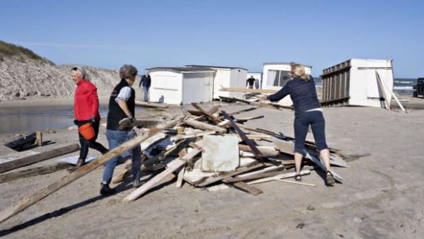 Stormen tog Løkkens badehuse med sig - nu rydder 200 lokale op