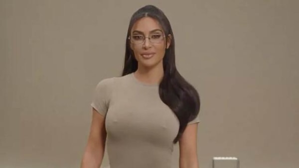 Kim Kardashians nye brystvorte-bh simulerer frisættelse, men ligner mere 'rendyrket kapitalisme' 